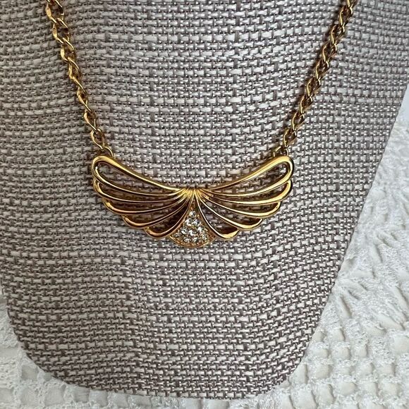 Vintage Avon Gold Tone Chain Open Wing Design Pendant necklace - Picture 2 of 6